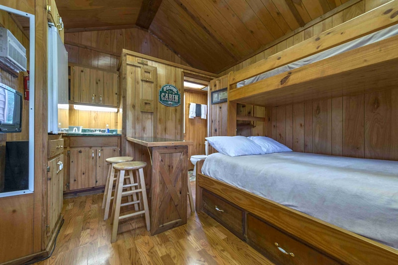 Boo-Boo Cabin (6 Person)-5
